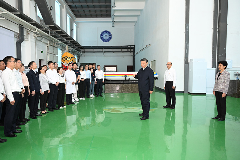 9月6日至8日，，，中共中央总书记、、、国家主席、、、中央军委主席习近平在黑龙江考察。这是7日上午，，，习近平在哈尔滨工程大学考察时，，，同师生代表亲热交流。